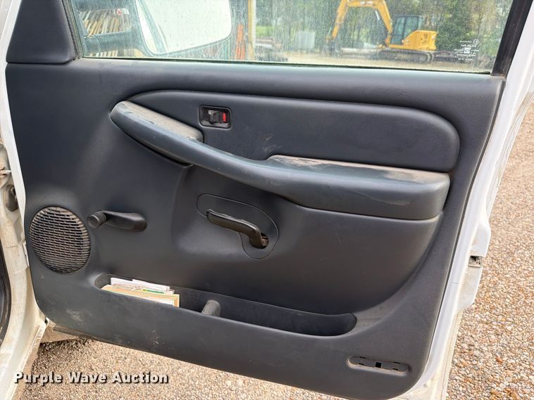 image for item FH6413 2001 Chevrolet Silverado 3500 flatbed pickup truck