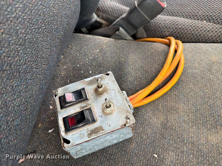 image for item FH6413 2001 Chevrolet Silverado 3500 flatbed pickup truck