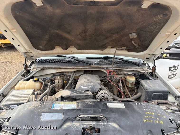 image for item FH6413 2001 Chevrolet Silverado 3500 flatbed pickup truck