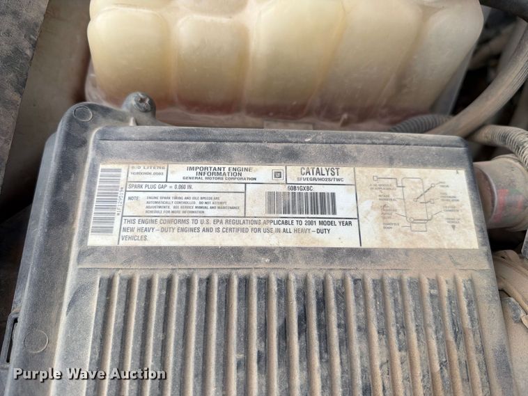 image for item FH6413 2001 Chevrolet Silverado 3500 flatbed pickup truck