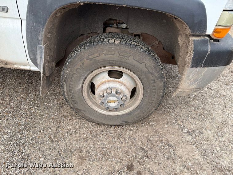 image for item FH6413 2001 Chevrolet Silverado 3500 flatbed pickup truck