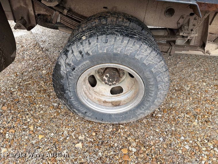 image for item FH6413 2001 Chevrolet Silverado 3500 flatbed pickup truck