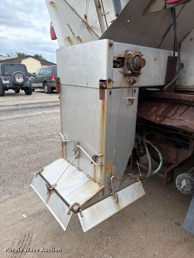 image for item FH6466 1994 International F4900 dump truck