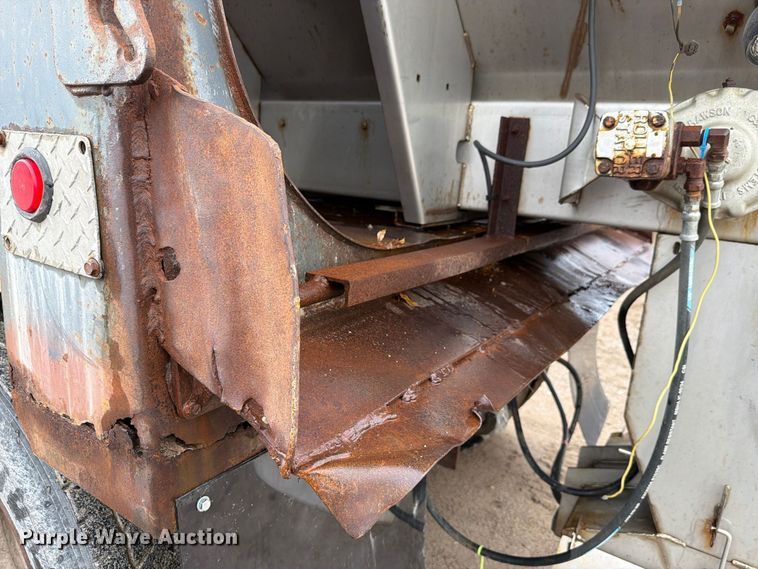 image for item FH6466 1994 International F4900 dump truck