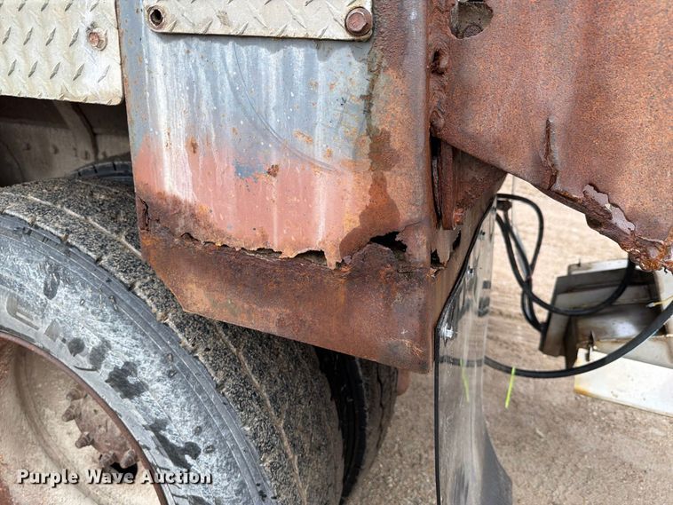 image for item FH6466 1994 International F4900 dump truck