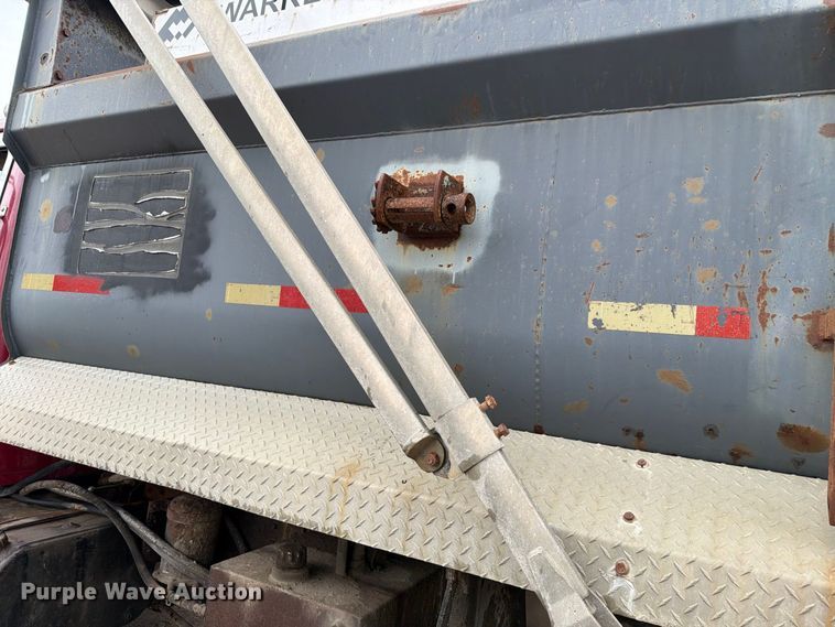 image for item FH6466 1994 International F4900 dump truck