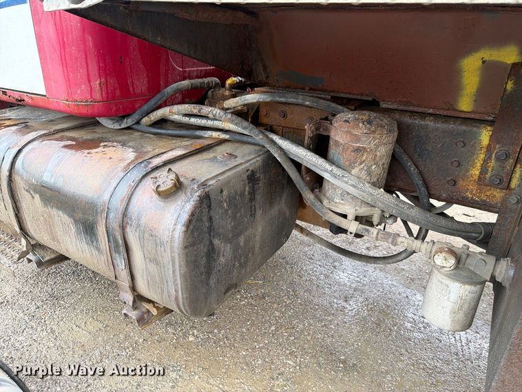 image for item FH6466 1994 International F4900 dump truck
