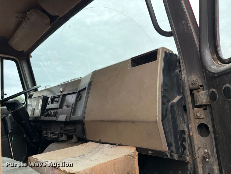 image for item FH6466 1994 International F4900 dump truck