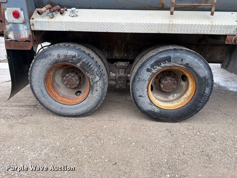 image for item FH6466 1994 International F4900 dump truck