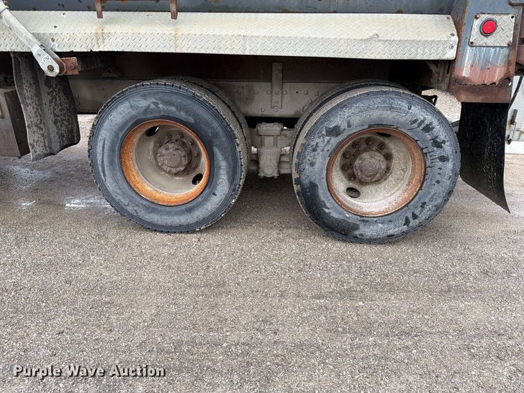 image for item FH6466 1994 International F4900 dump truck