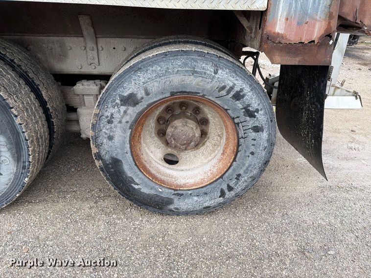 image for item FH6466 1994 International F4900 dump truck