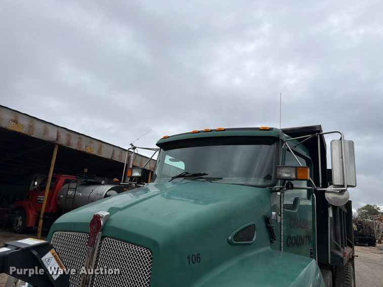 image for item FH6467 2005 Kenworth T300 dump truck