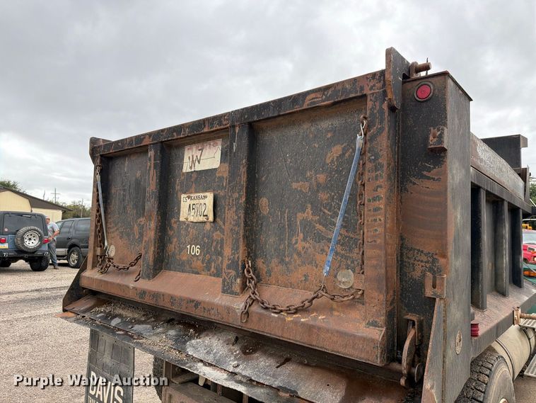 image for item FH6467 2005 Kenworth T300 dump truck