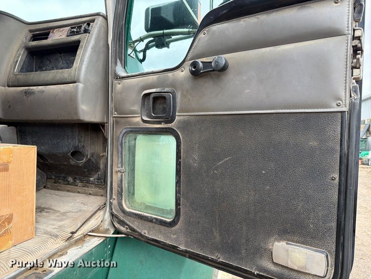 image for item FH6467 2005 Kenworth T300 dump truck