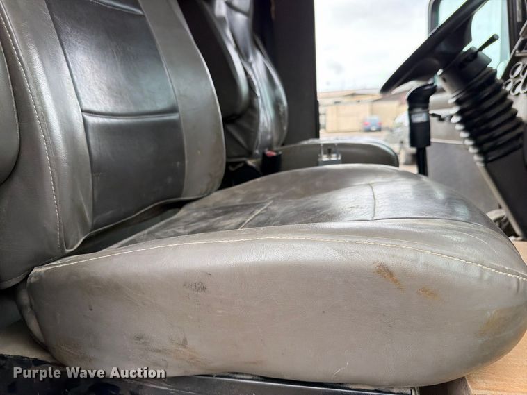 image for item FH6467 2005 Kenworth T300 dump truck