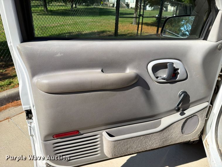 image for item FH6486 2000 GMC Sierra 2500 utility bed pickup truck