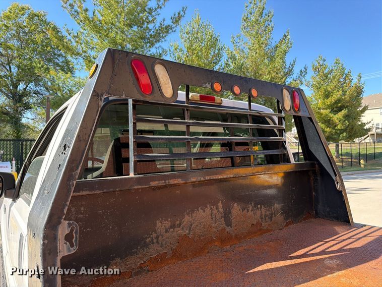 image for item FH6487 2002 Ford F250 Super Duty flatbed pickup truck