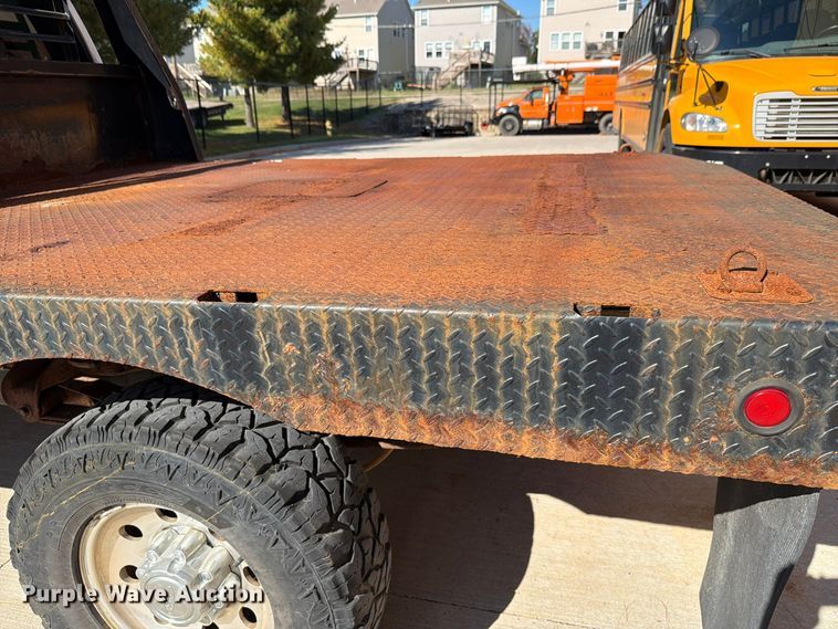 image for item FH6487 2002 Ford F250 Super Duty flatbed pickup truck