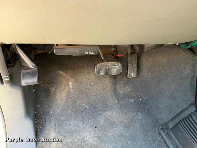 image for item FH6487 2002 Ford F250 Super Duty flatbed pickup truck