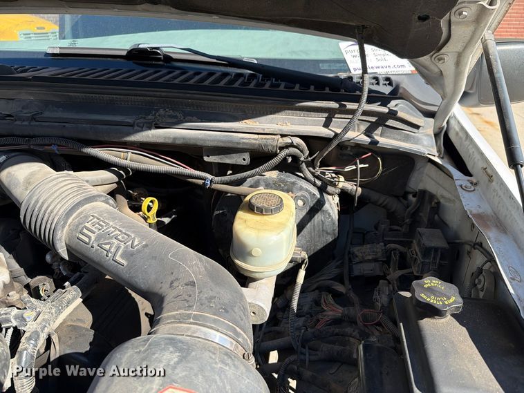 image for item FH6487 2002 Ford F250 Super Duty flatbed pickup truck