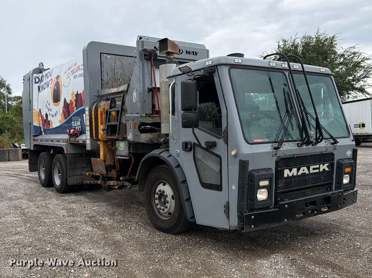 image for item FH6501 2017 Mack LR633 refuse truck