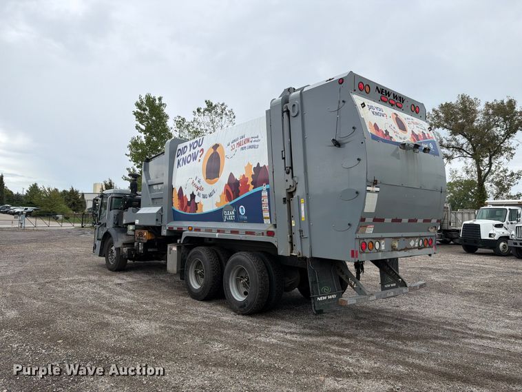 image for item FH6501 2017 Mack LR633 refuse truck
