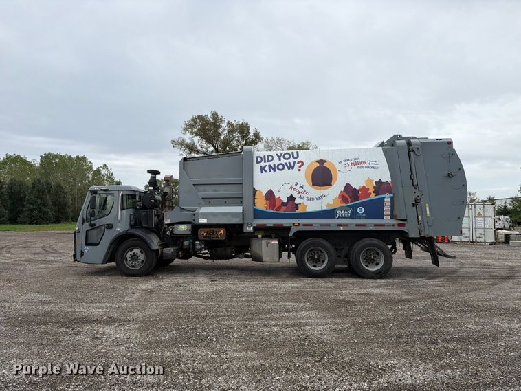 image for item FH6501 2017 Mack LR633 refuse truck
