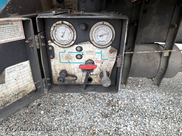 image for item FH6501 2017 Mack LR633 refuse truck