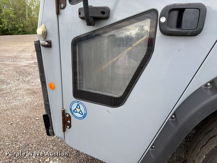 image for item FH6501 2017 Mack LR633 refuse truck