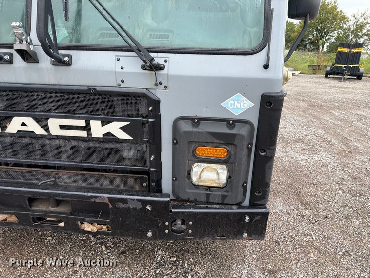 image for item FH6501 2017 Mack LR633 refuse truck