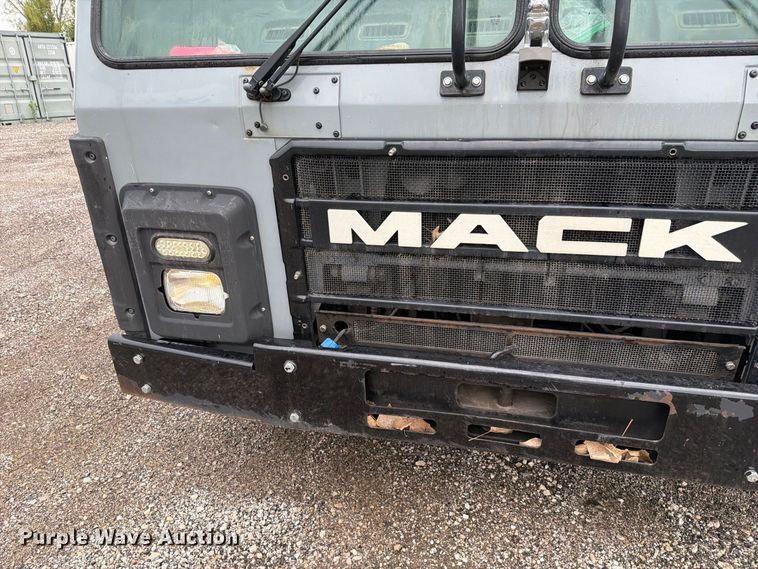 image for item FH6501 2017 Mack LR633 refuse truck