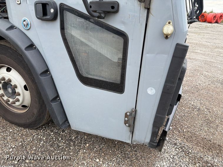 image for item FH6501 2017 Mack LR633 refuse truck