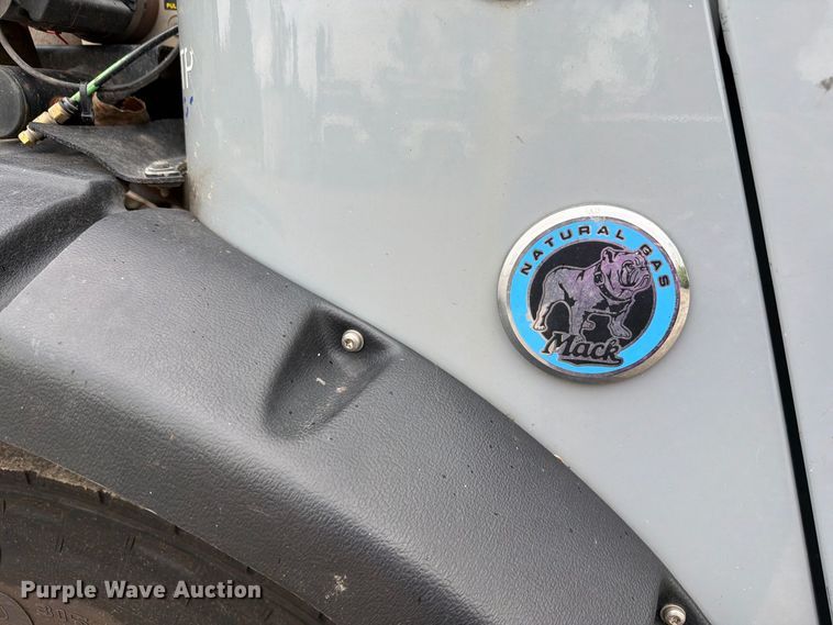 image for item FH6501 2017 Mack LR633 refuse truck