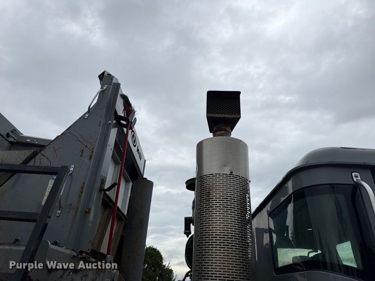 image for item FH6501 2017 Mack LR633 refuse truck