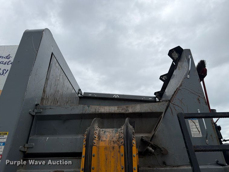 image for item FH6501 2017 Mack LR633 refuse truck
