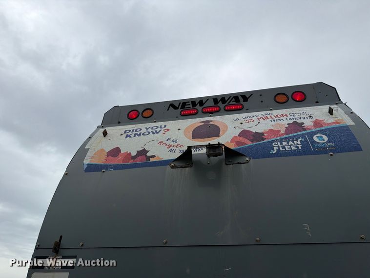 image for item FH6501 2017 Mack LR633 refuse truck