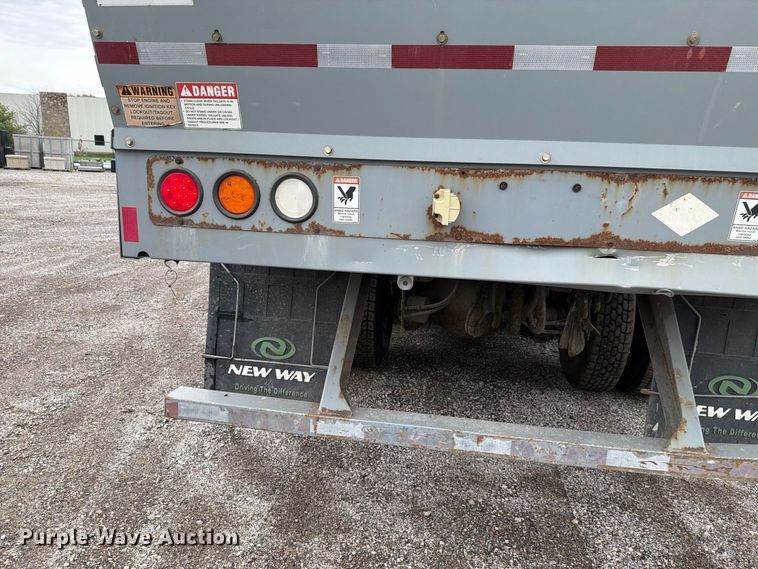 image for item FH6501 2017 Mack LR633 refuse truck