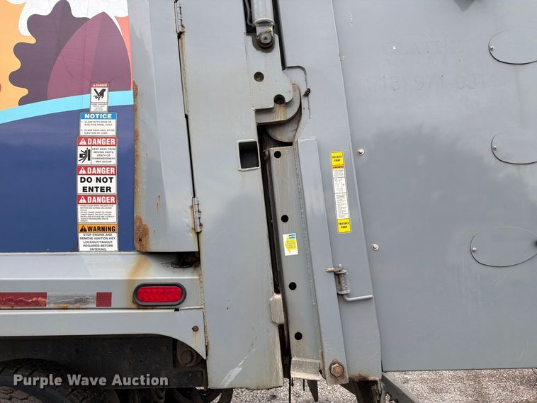 image for item FH6501 2017 Mack LR633 refuse truck