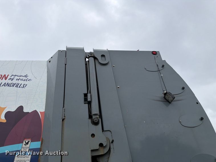 image for item FH6501 2017 Mack LR633 refuse truck