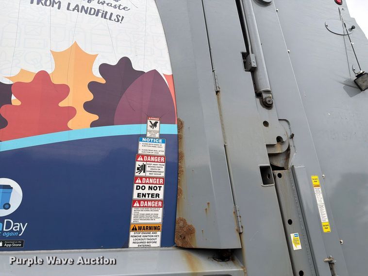 image for item FH6501 2017 Mack LR633 refuse truck