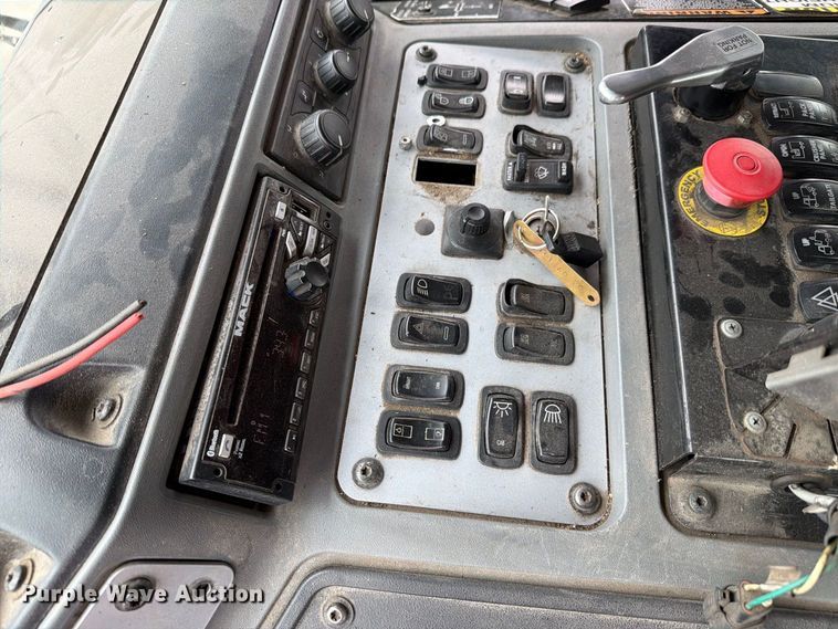 image for item FH6501 2017 Mack LR633 refuse truck