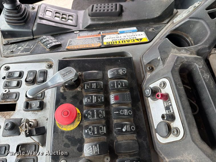 image for item FH6501 2017 Mack LR633 refuse truck