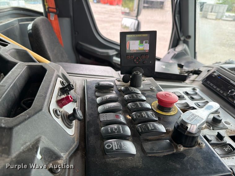 image for item FH6501 2017 Mack LR633 refuse truck
