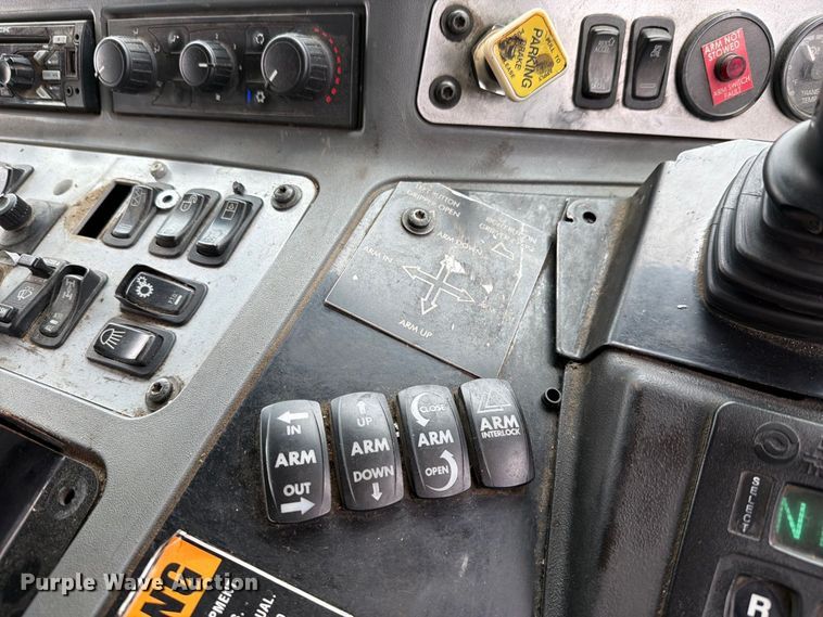 image for item FH6501 2017 Mack LR633 refuse truck