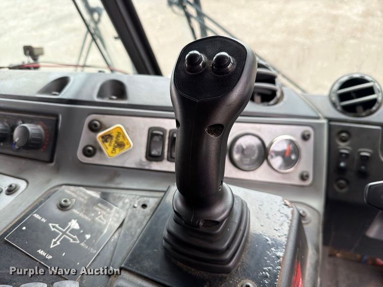 image for item FH6501 2017 Mack LR633 refuse truck