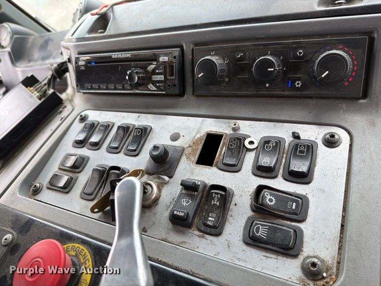 image for item FH6501 2017 Mack LR633 refuse truck