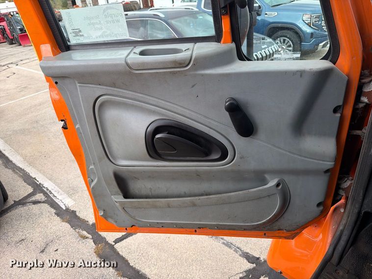 image for item FJ2045 2006 International SA525 dump truck