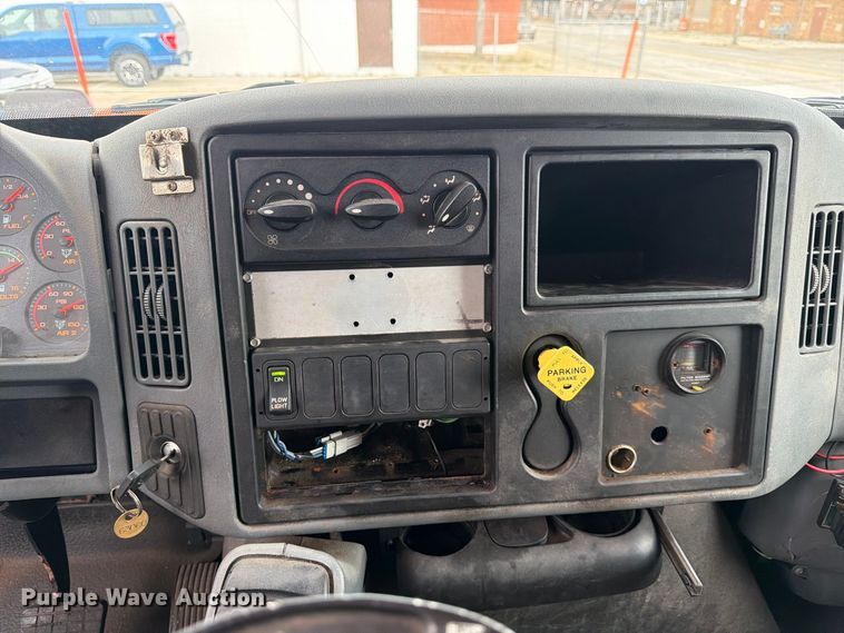 image for item FJ2045 2006 International SA525 dump truck