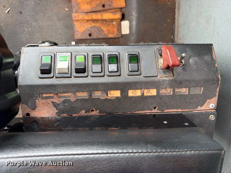 image for item FJ2045 2006 International SA525 dump truck