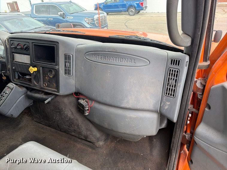 image for item FJ2045 2006 International SA525 dump truck